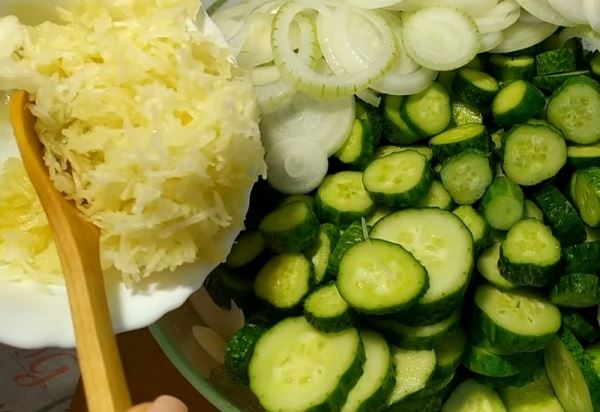 Без варки: простой салат из огурцов на зиму