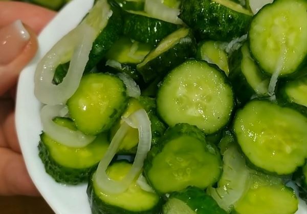 Без варки: простой салат из огурцов на зиму