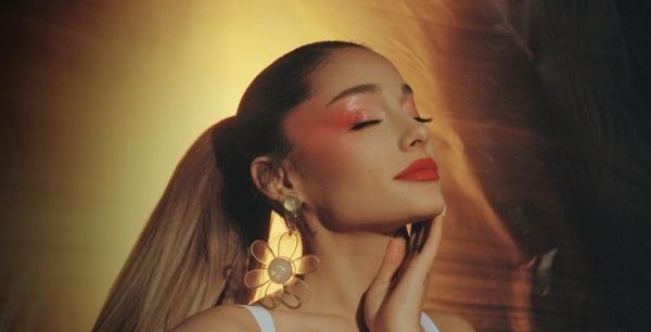 
<p>                        Chapter 3: On Your Collar от Ariana Grande</p>
<p>                    