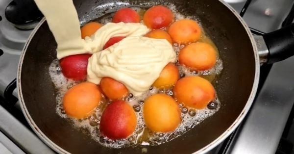 Заливной пирог с персиками на сковороде