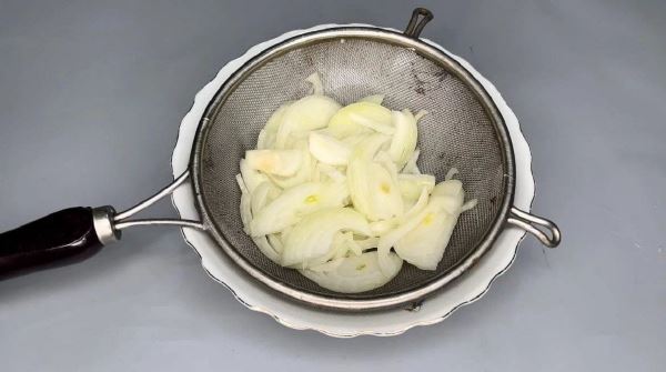 Бюджетный салат из лука и яблока с горчичной заправкой