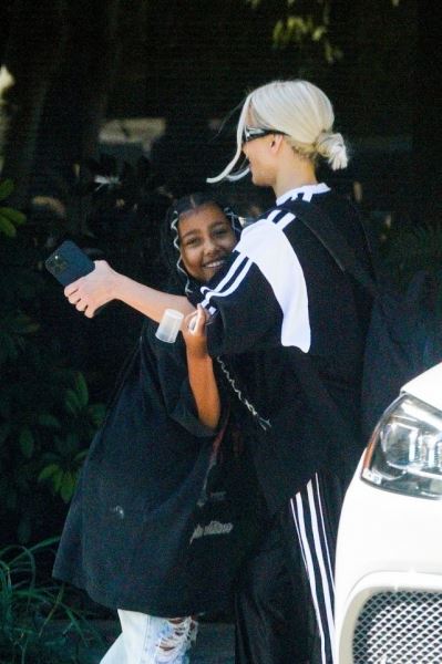 Фото дня: Ким Кардашьян мило обнимается с дочерью во время прогулки