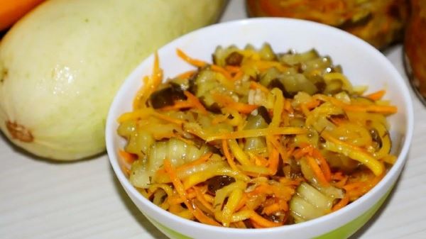 Хрустящий салат с морковкой по-корейски и кабачком на зиму