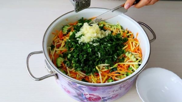 Хрустящий салат с морковкой по-корейски и кабачком на зиму