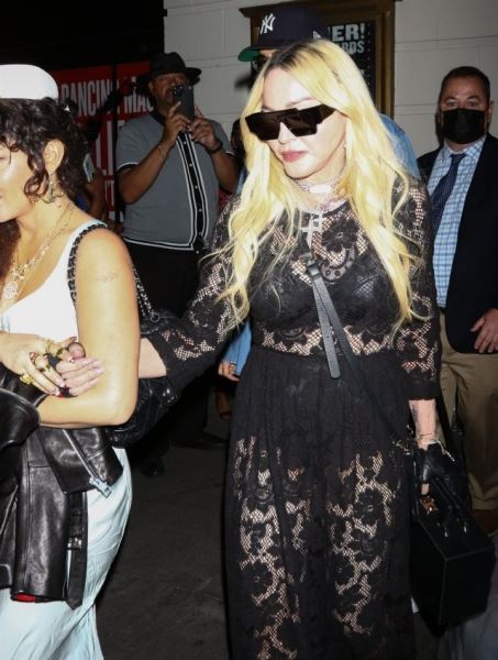 Мадонна показывает, как носить полупрозрачное кружево и выглядеть элегантно